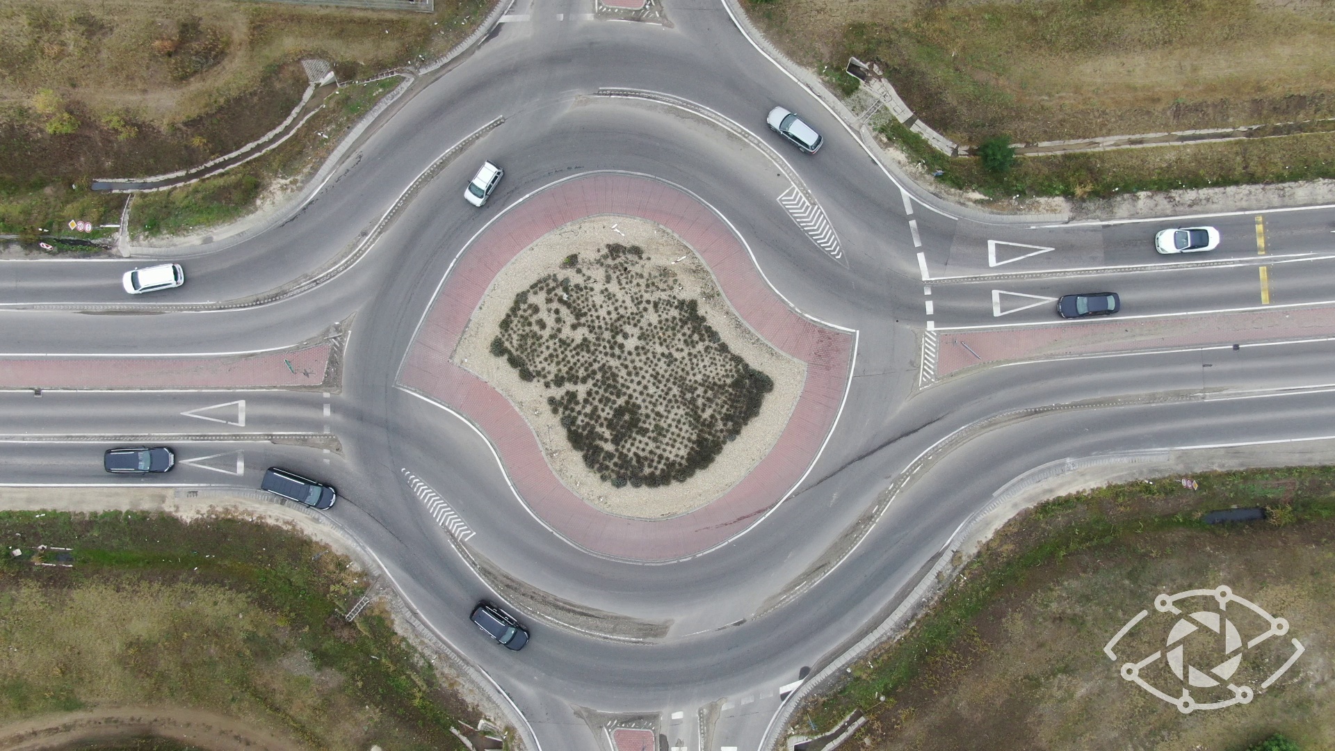 Drónos légi felvétel a lakott területen kívüli forgalomról.