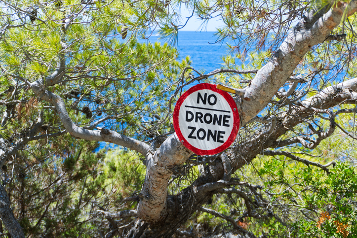 Drón használatot tiltó tábla.